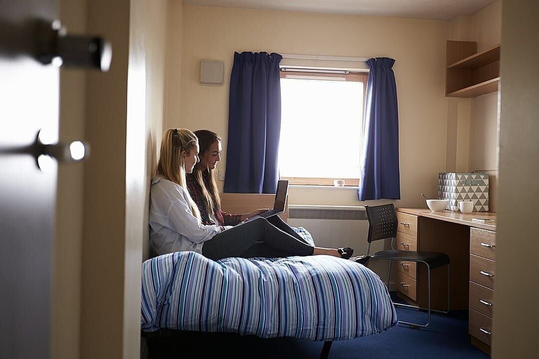 6 out of 10 women arrive at college feeling unprepared to manage their period