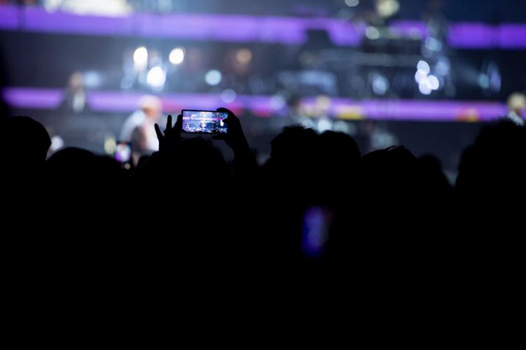 Elton John concert, 3.27