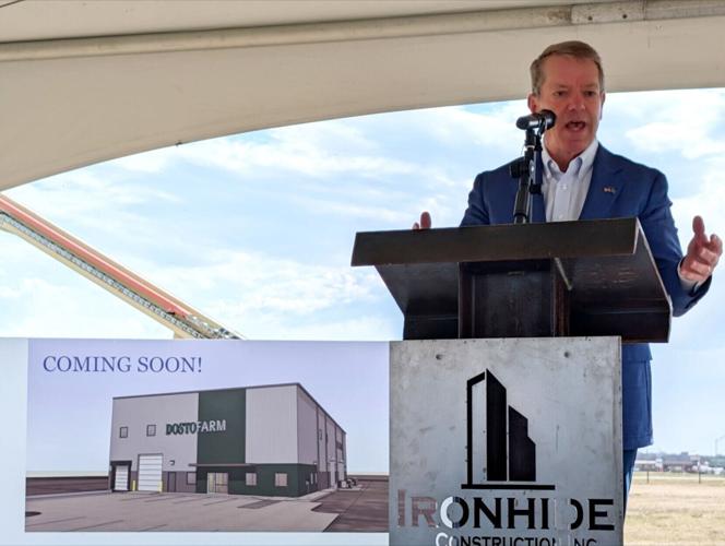 040926-fre-news-dostofarm-groundbreaking-p3