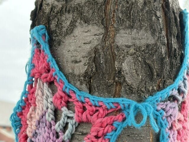 yarn-bombing- p3 - tying the yarn