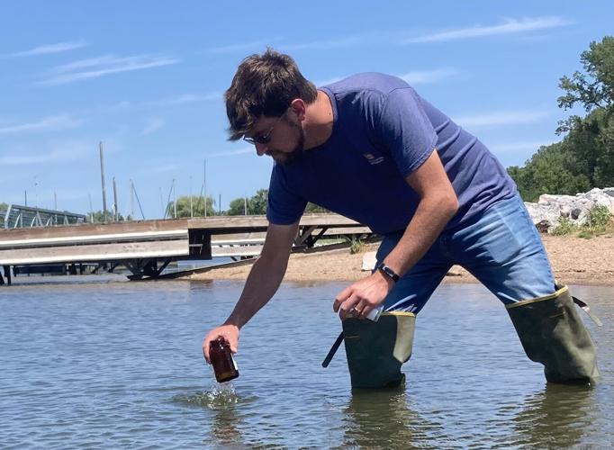 COPYRIGHT RESTRICTED/Toxic algae