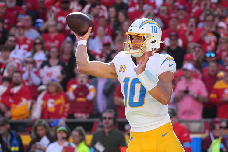 FOOTBALL-NFL-KC-LAC/