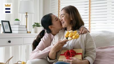 If you have a sibling or siblings, collaborating on a present can be a great way to expand your budget and show your mom how much you all appreciate her.