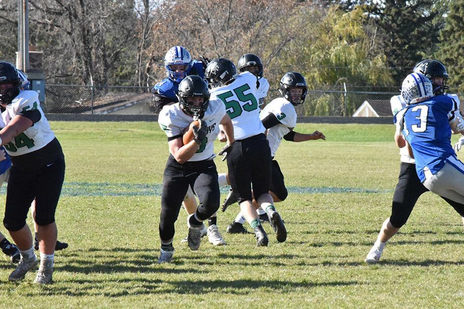 Breckenridge is off and running, wins second straight football game