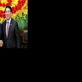 Vietnam, EU vow stronger ties as bloc's chief visits Hanoi