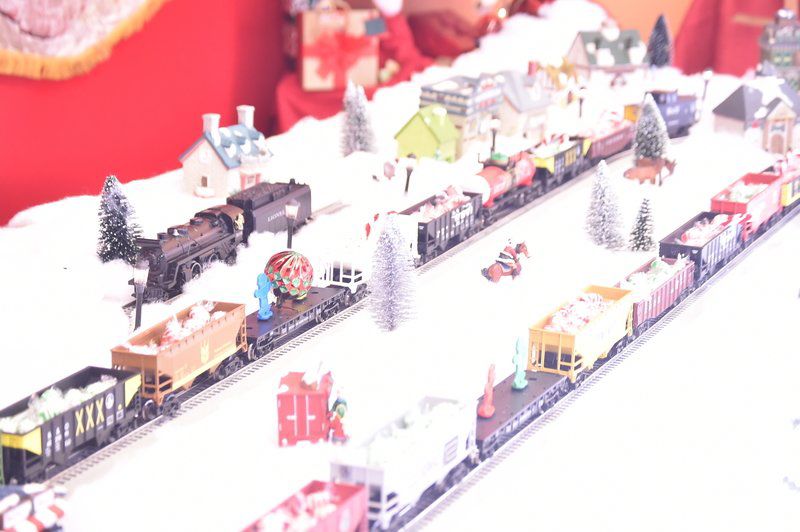 Little toy trains, little toy tracks 