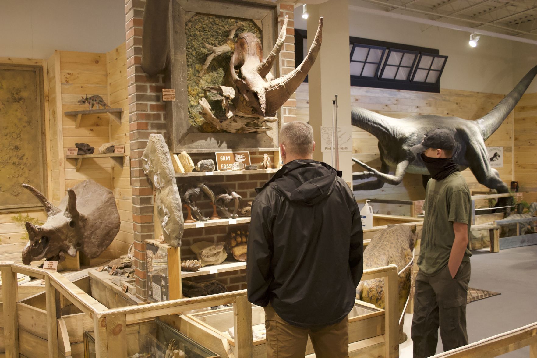 Doc s Rocks Gem Mine and Appalachian Fossil Museum cuts ribbon at