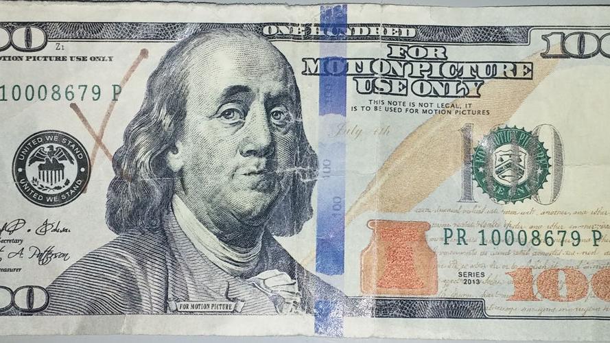 60 бун в рублях. Фальшивые 100 долларов. Новые 100 долларов картинка. Доллар смеется. Как выглядят фальшивые 100 долларов 2006 года.