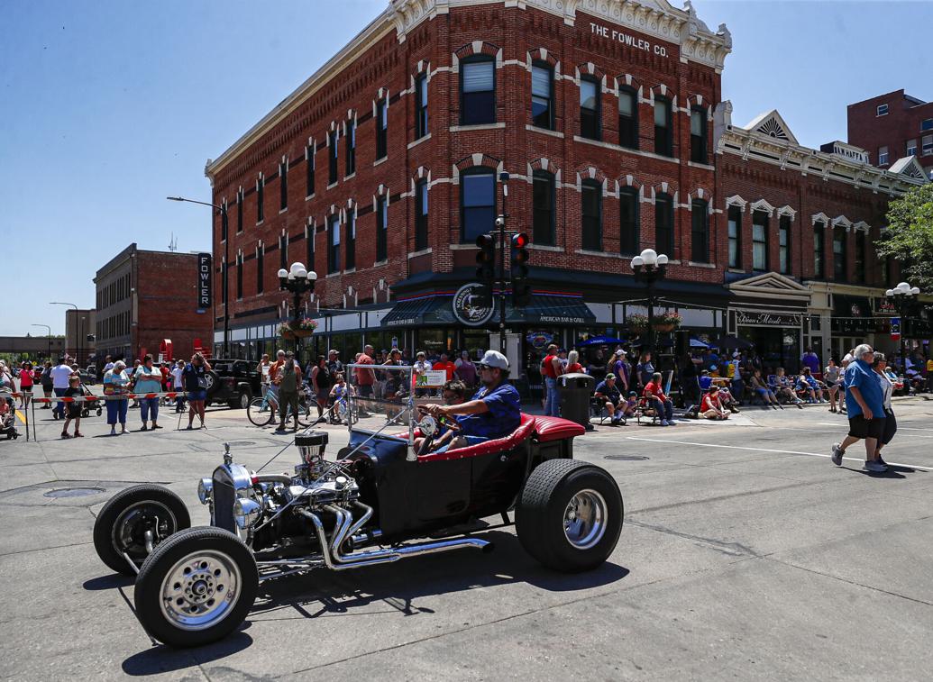 Hundreds of cars gear up for nostalgic Fourth Street Cruise