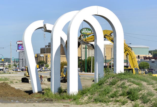 Sioux City's landmark white arches come crashing down