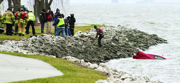 Body found inside vehicle pulled from Mississippi River