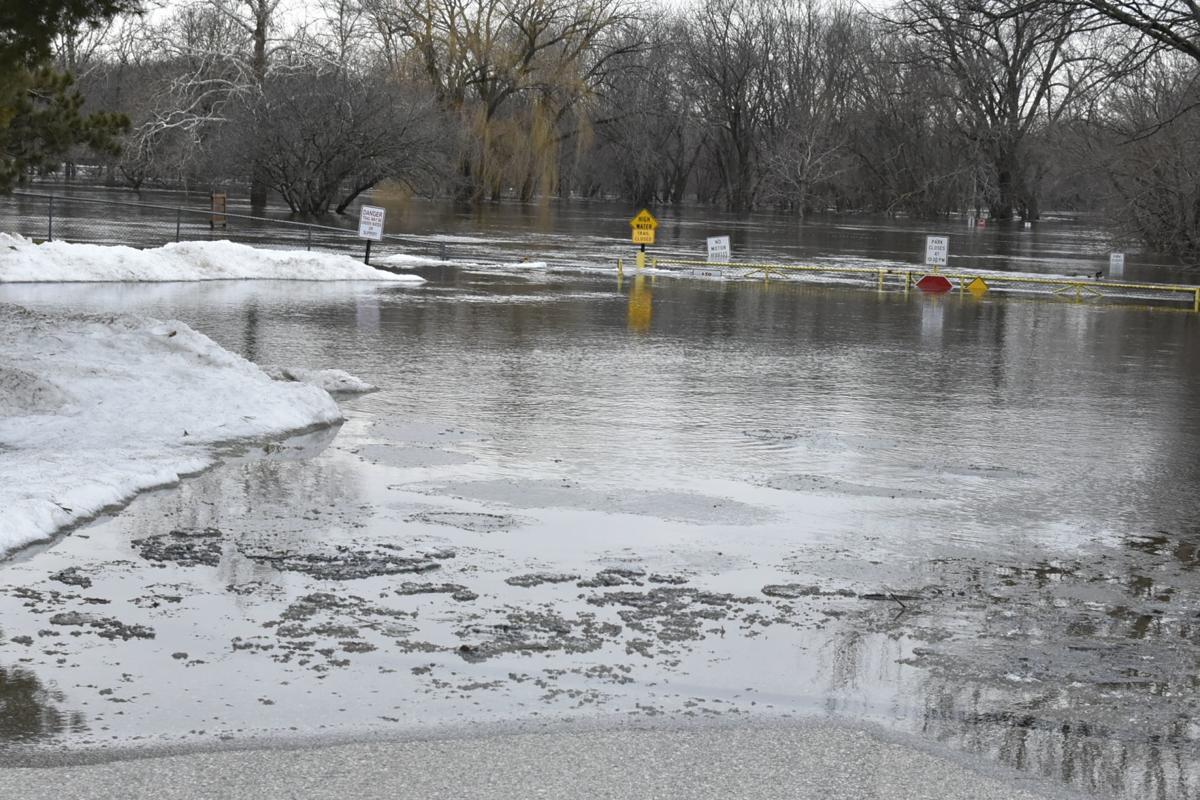 Rain Melting Snow Causes Flooding In Cedar Falls North Cedar Neighborhood Local News 5867