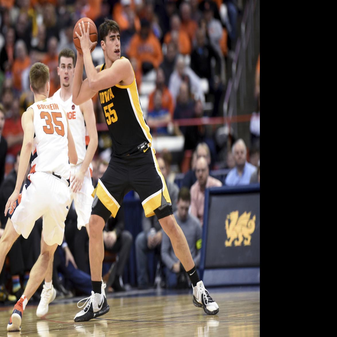 College Men S Basketball Garza Powers Iowa Past Syracuse Iowa