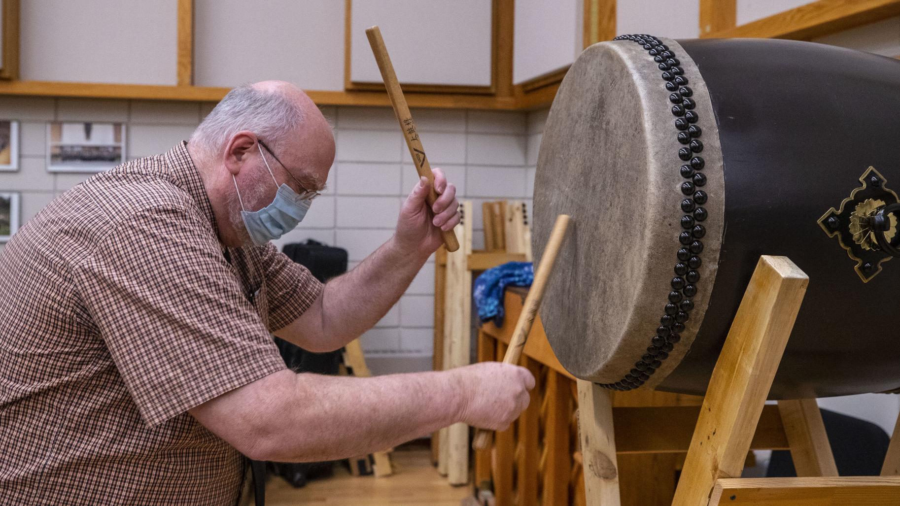 Watch Now A Different Drummer Wartburg College Professor Builds Taiko Drums On Sabbatical Local News Wcfcourier Com