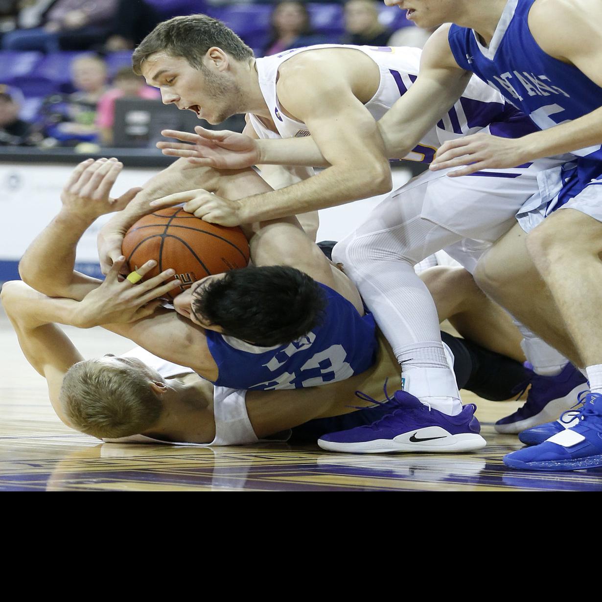 College Men S Basketball Uni Dodges Dubuque S Upset Bid 75 67