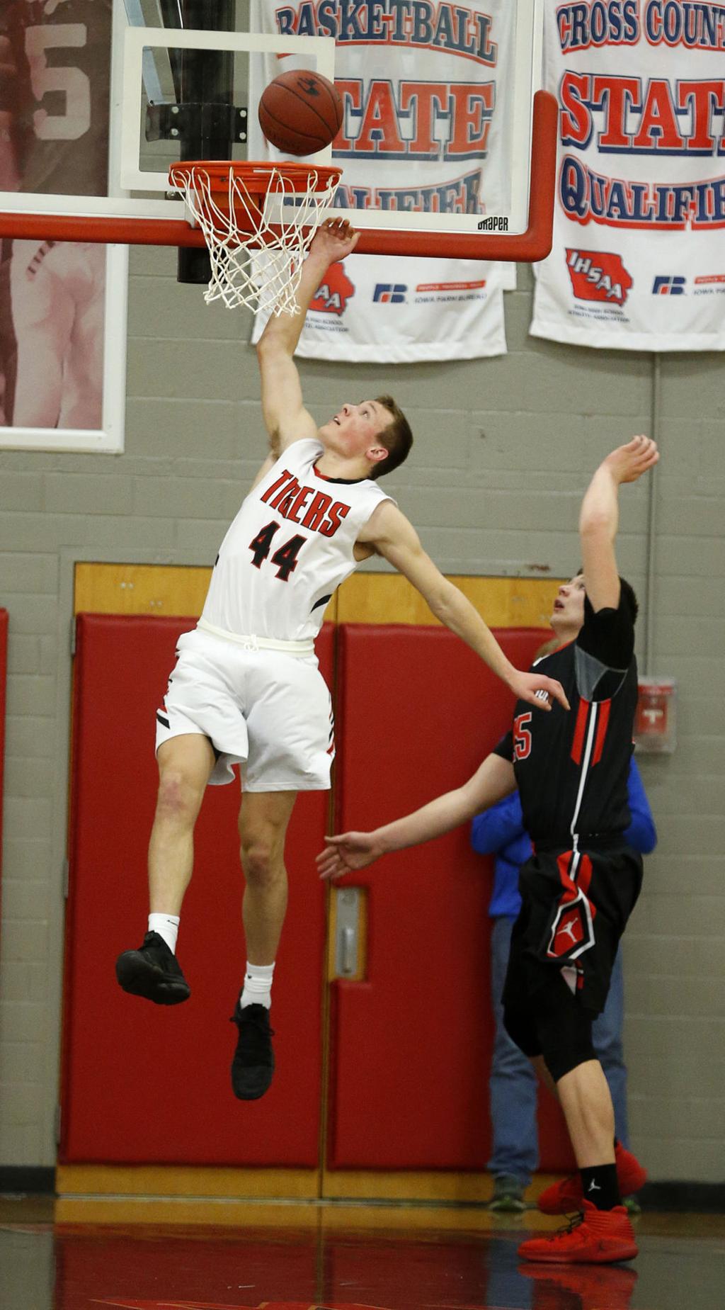 Triple Play Slykhuis Showcase Puts Cedar Falls On The Basketball