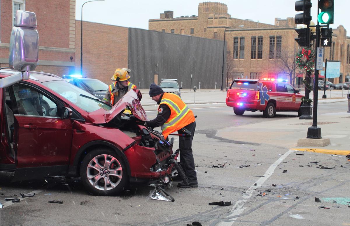 VIDEO: Minor injuries in rollover crash in downtown ...
