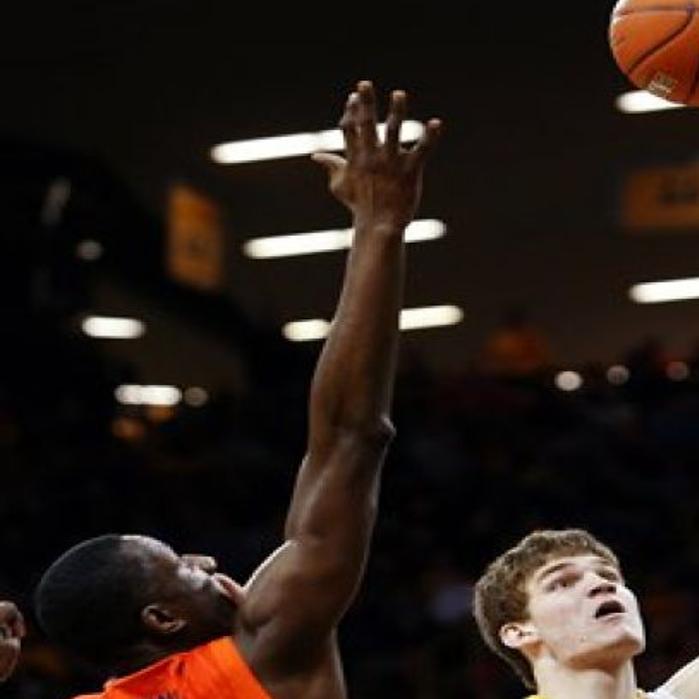 Marble Leads Iowa Past Illinois For 63 55 Victory Iowa