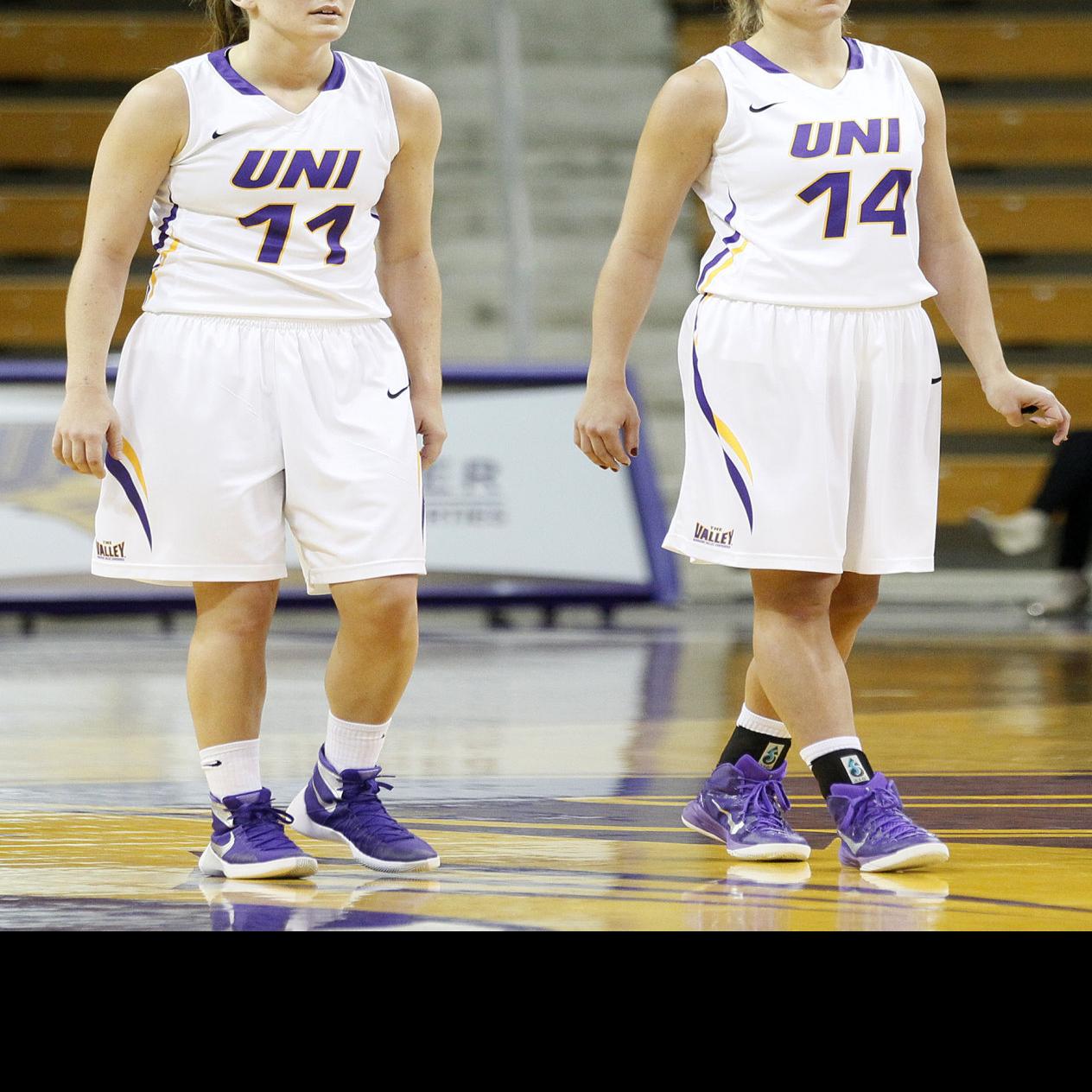 College Women S Basketball Davison Sisters Flip Roles For Uni
