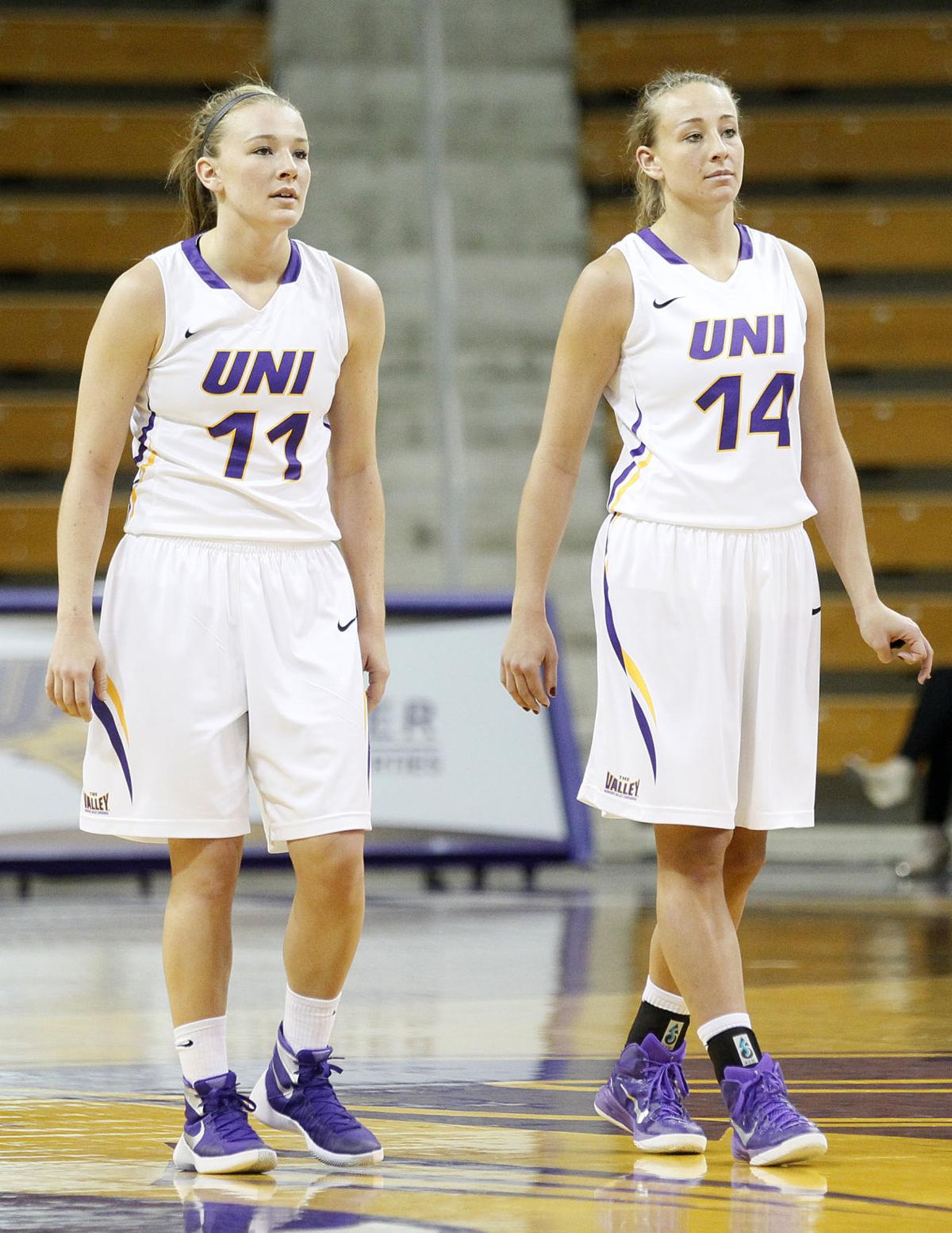 College Women S Basketball Davison Sisters Flip Roles For Uni