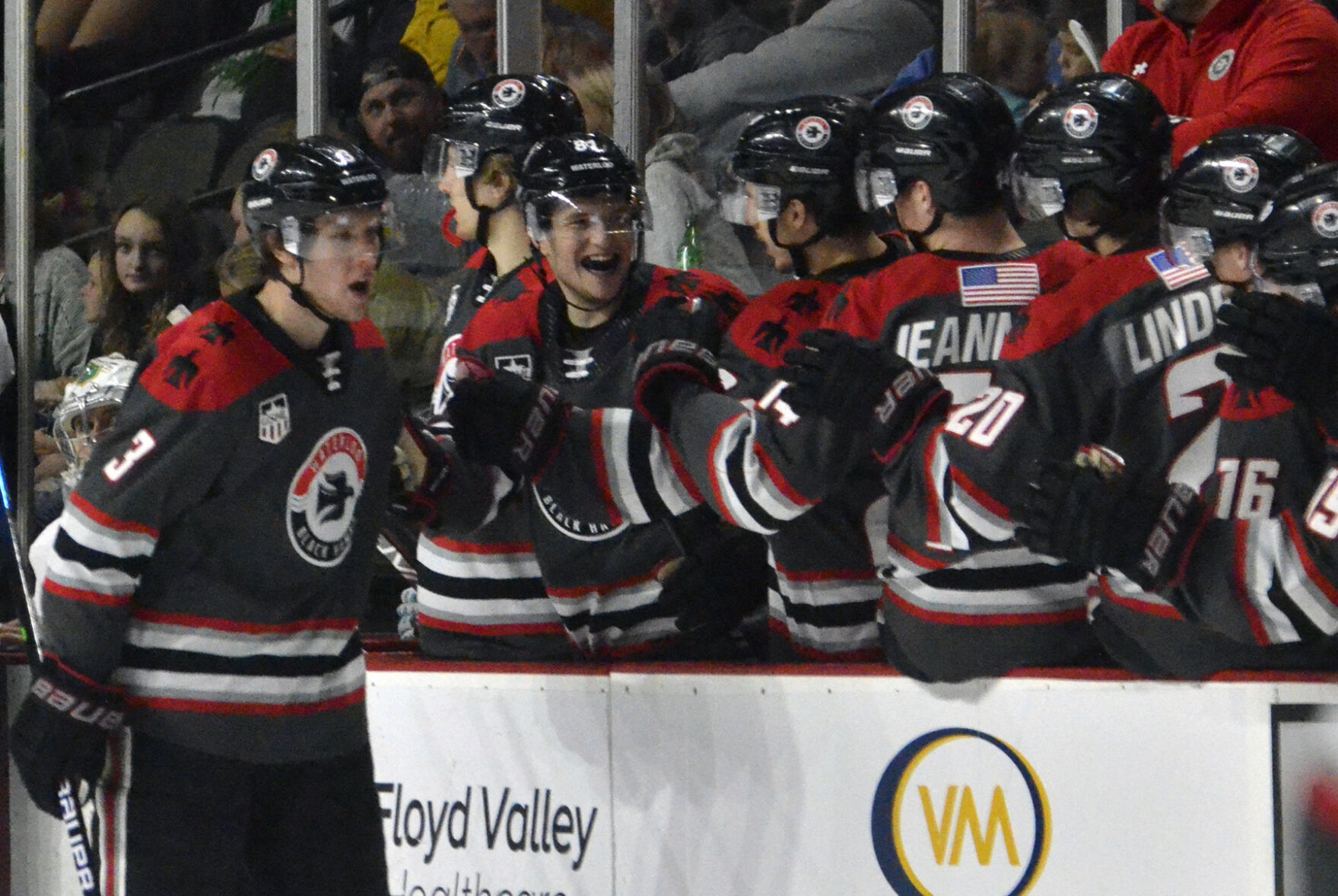 Black Hawks beat Musketeers 2-1, force Game 3 Tuesday in Sioux City