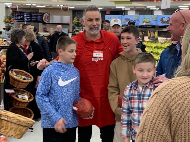 Ex-NFL star Peyton Manning features Kurt Warner, Hy-Vee in ESPN+ show