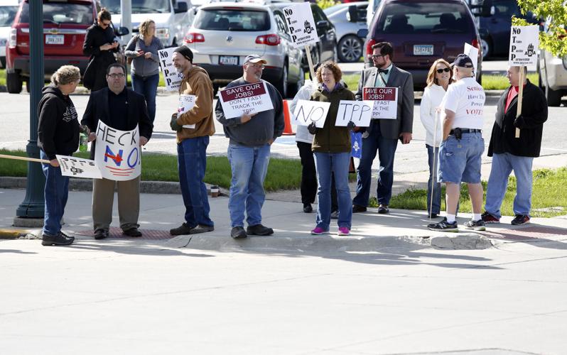 051915mp-Hillary-Clinton-Bike-Tech-20