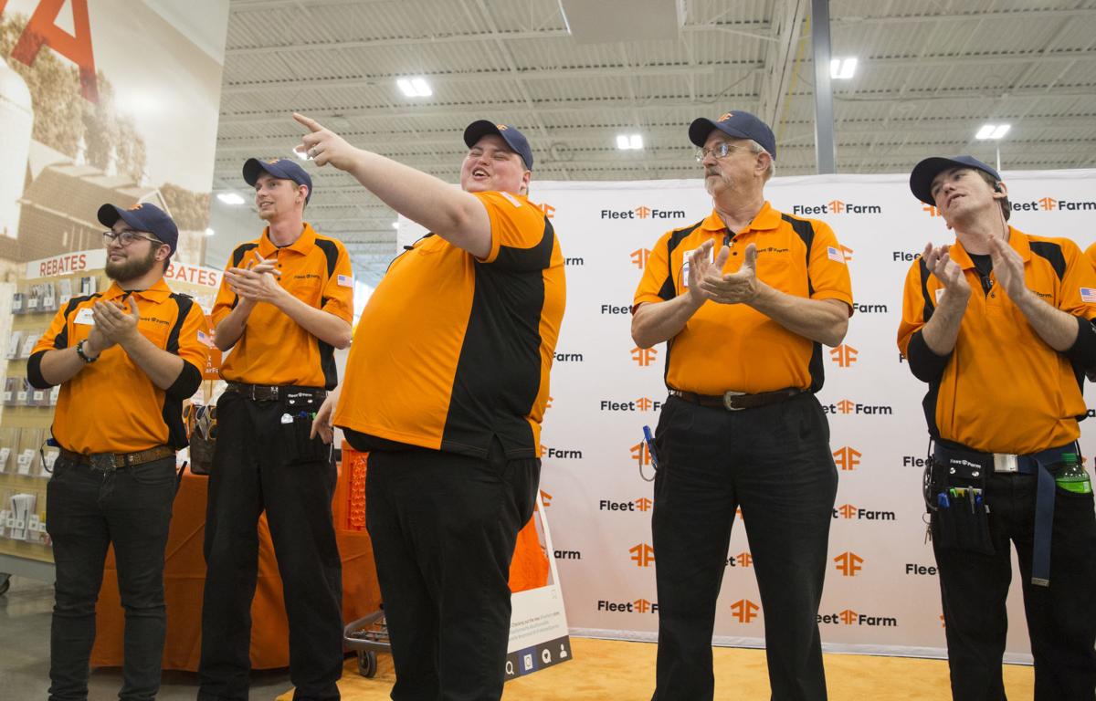 Cedar Falls Fleet Farm Opens See Inside Business Local News