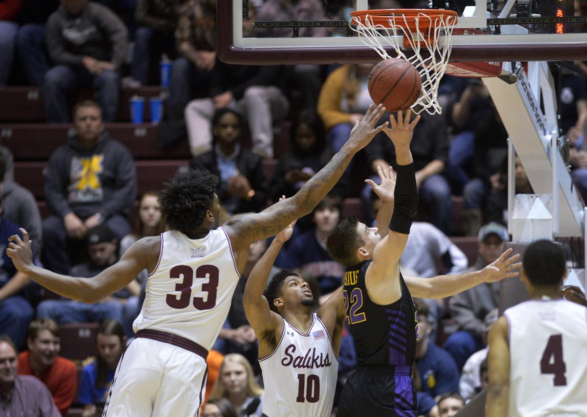 College Men S Basketball Southern Illinois Stuns Uni Men S