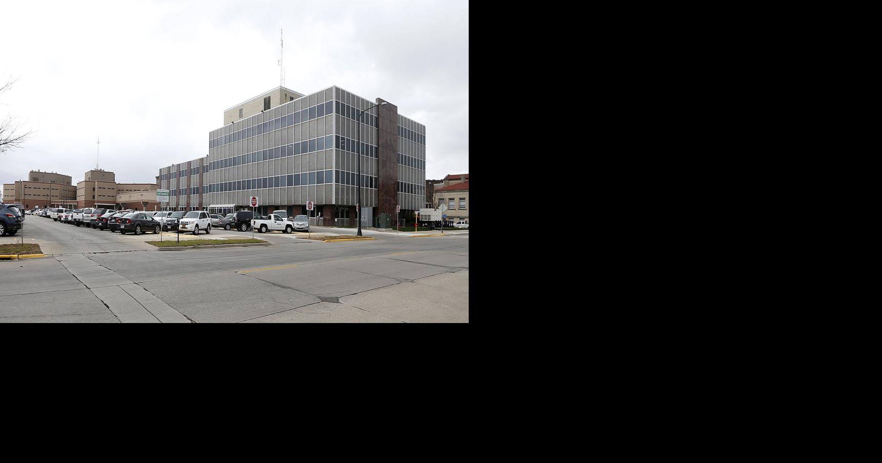 Cedar Rapids man arrested for crashing vehicle, fighting in courthouse