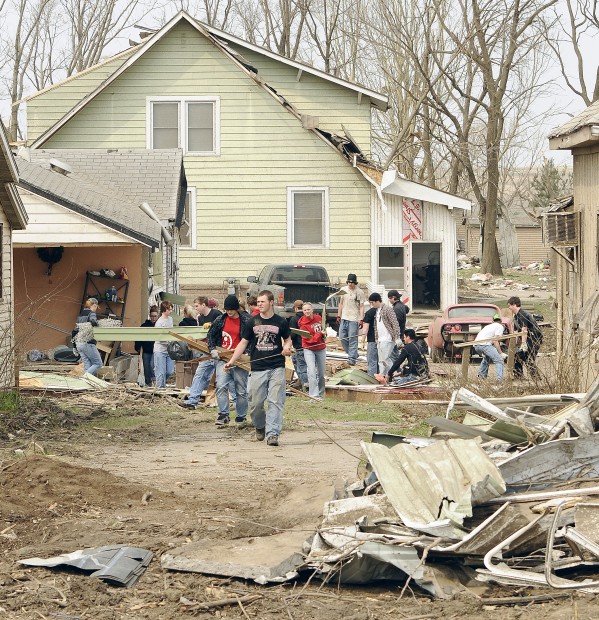 Paying it forward AP students help tornadoravaged Mapleton Local