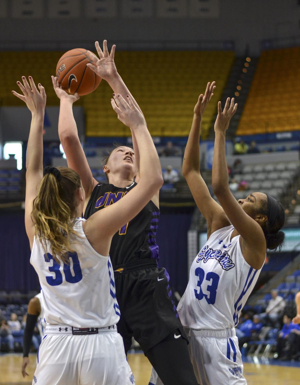 Uni Notes Women S Basketball Shows Ability To Adapt