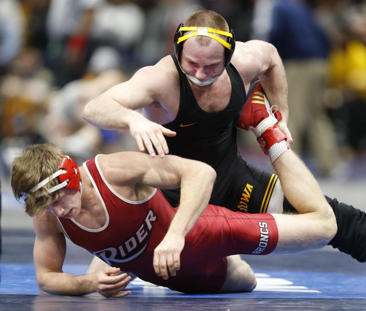 NCAA wrestling Iowa freshman Lee makes 125 finals, Hawkeyes in third