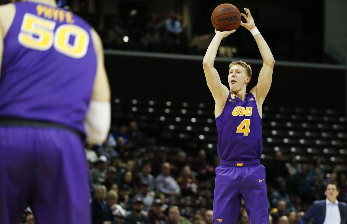 AJ Green adjusting to crutches, watching UNI men's basketball from the  sideline