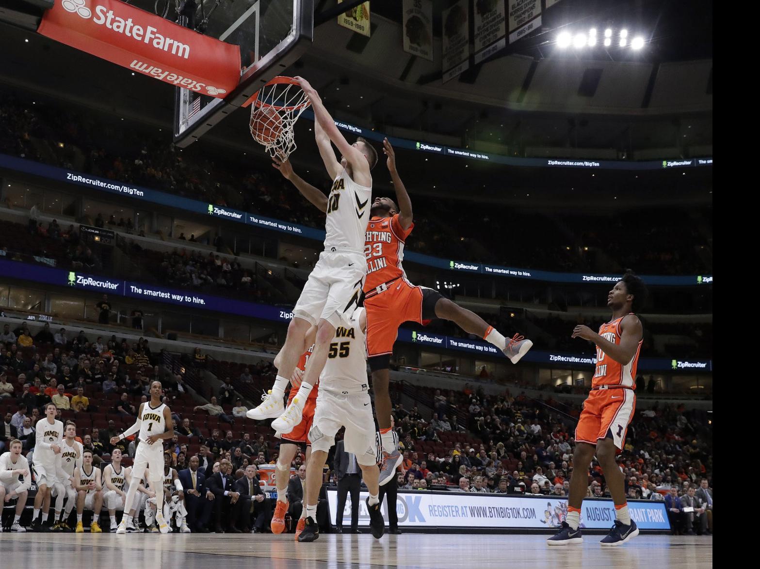 College Men S Basketball Iowa Rolls Illinois In Big Ten Opener
