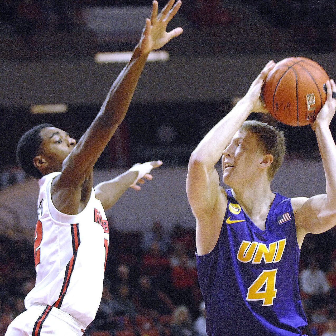 Green Approaches 1 000 Point Milestone Men S Basketball