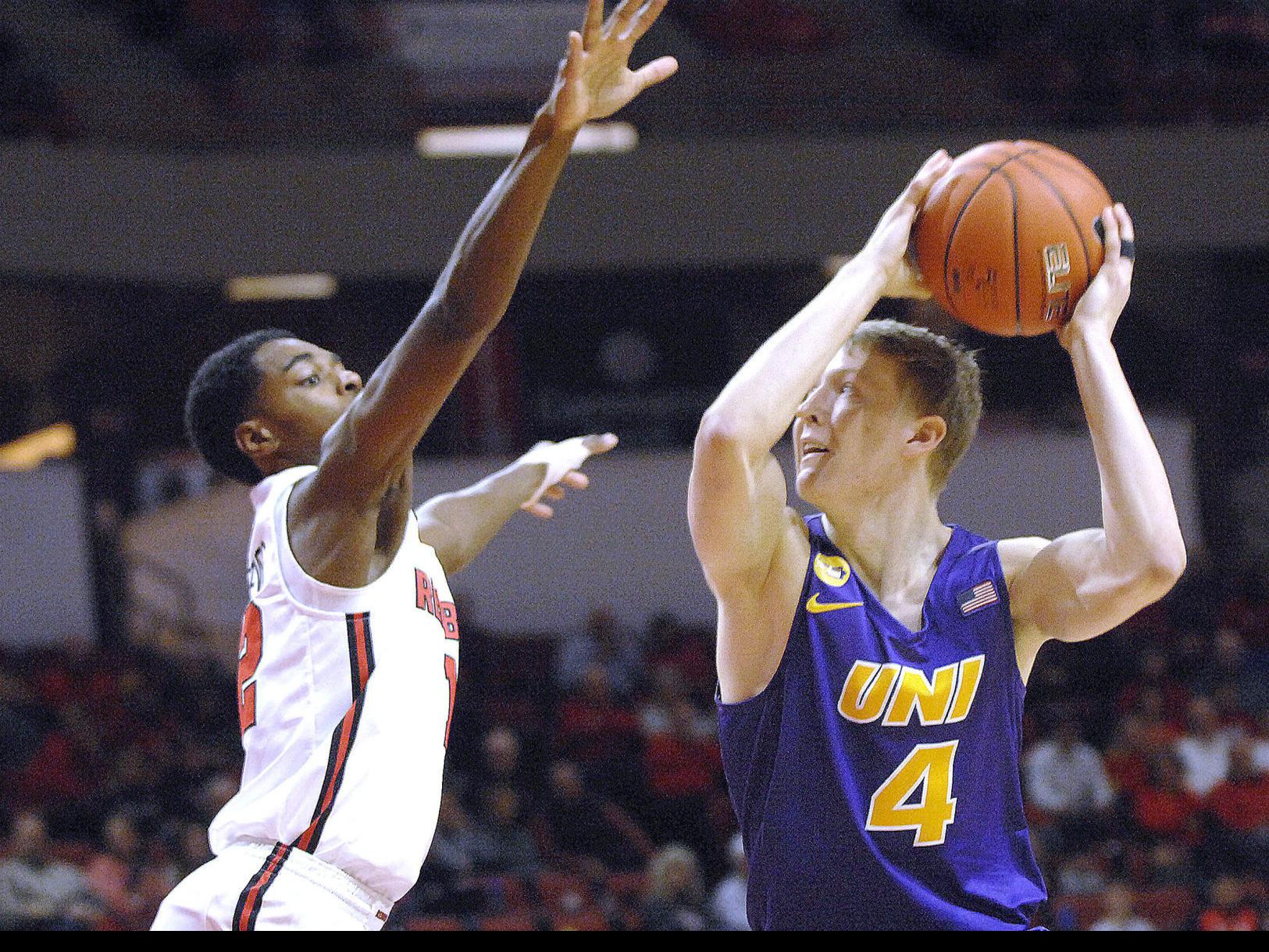 Green Approaches 1 000 Point Milestone Men S Basketball