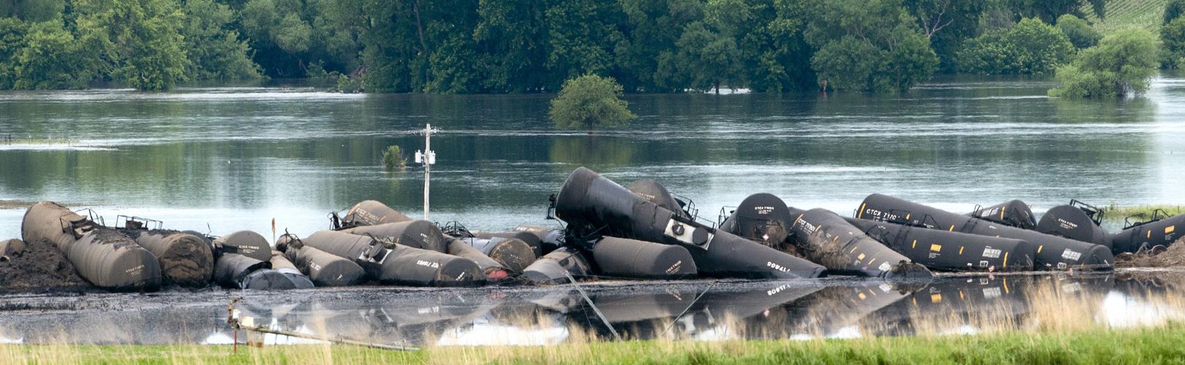 Sebanyak 33 gerbong tanki minyak anjlok dari relnya, menyebabkan ribuan barel minyak tumpah ke sungai.
