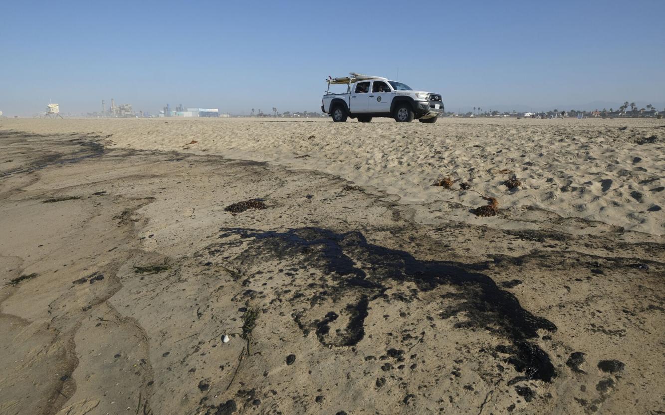Photos Major oil spill off Southern California fouls beaches