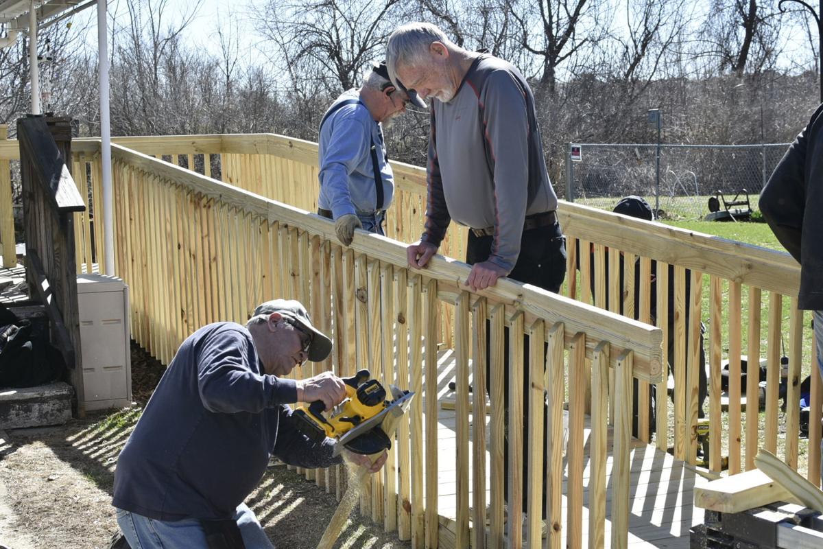 Group helps veteran by building ramp (PHOTOS) Military News