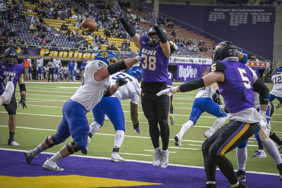 College football: South Dakota State edges UNI in spring opener