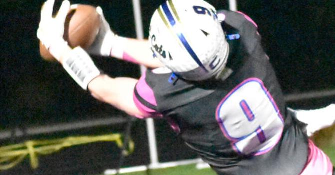 WIAA Football: Lake Mills pours it on early, downs Evansville 42-7 to reach Level 3