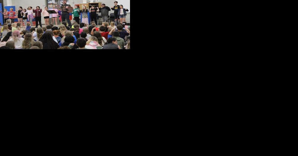Singer Tony Memmel works with Douglas Elementary School students - Vimarsana News