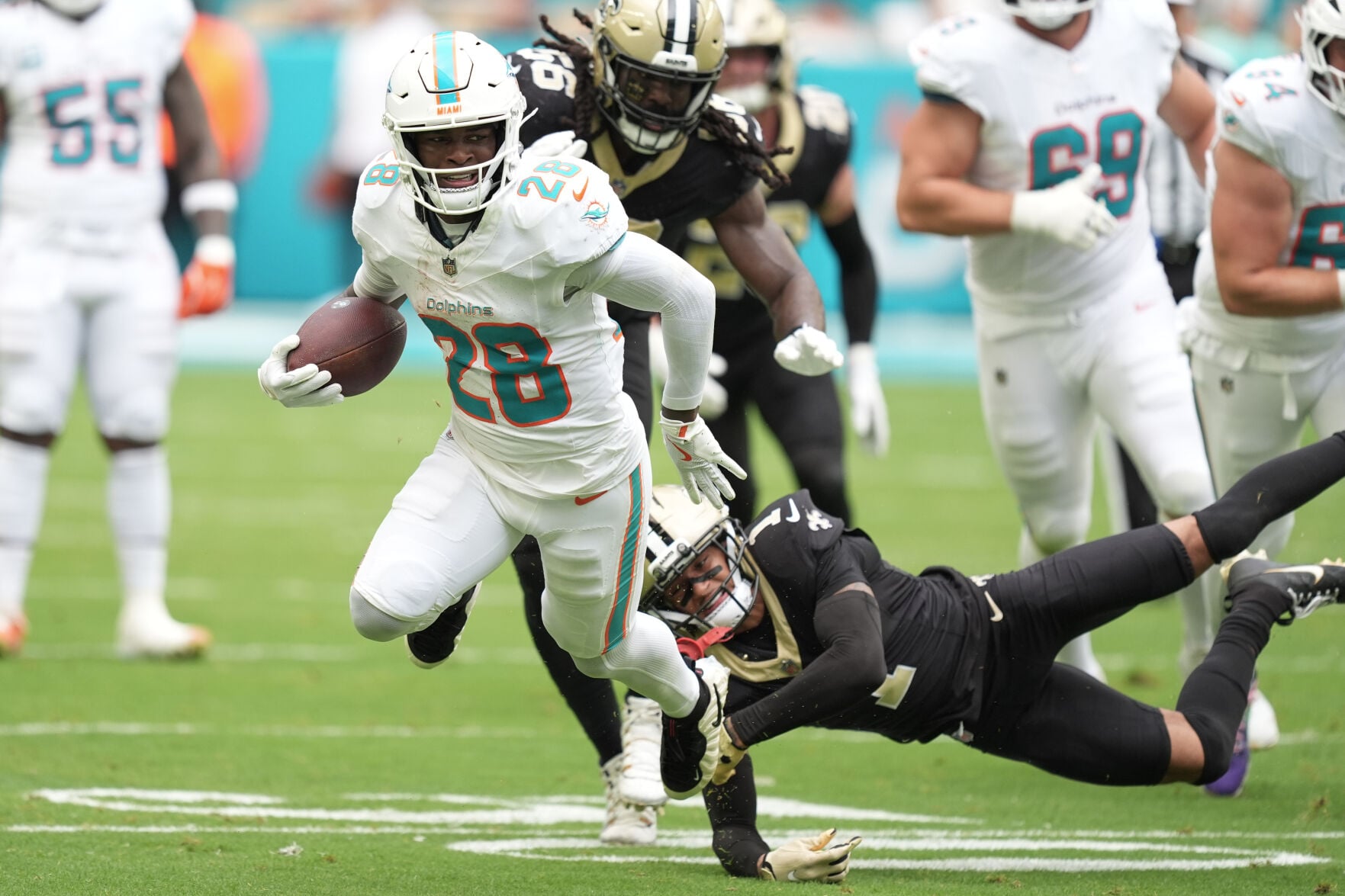 Dolphins, running back De'Von Achane agree to a 4-year, $64 million ...