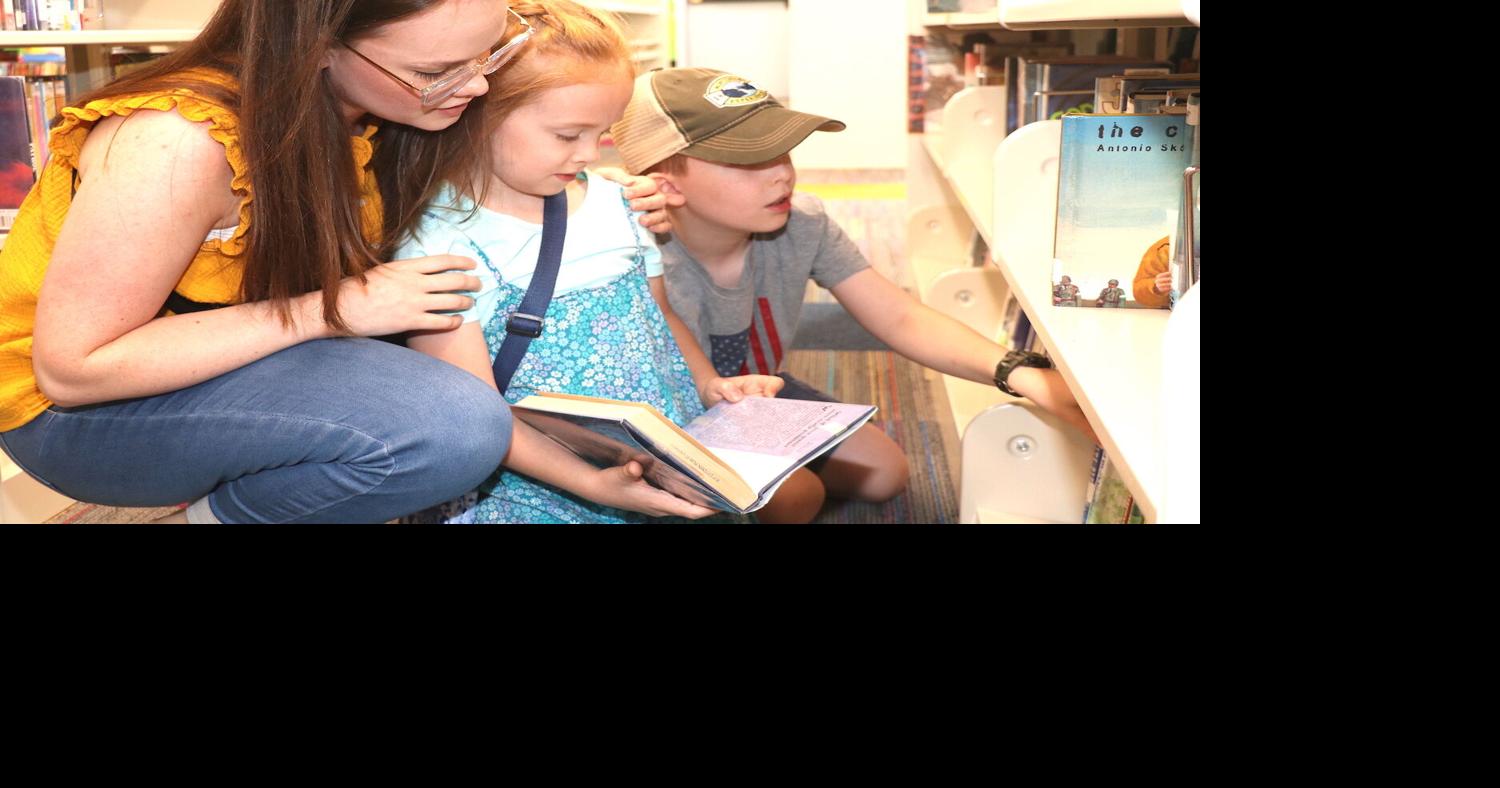 Checking out some books | Local News | wdtimes.com
