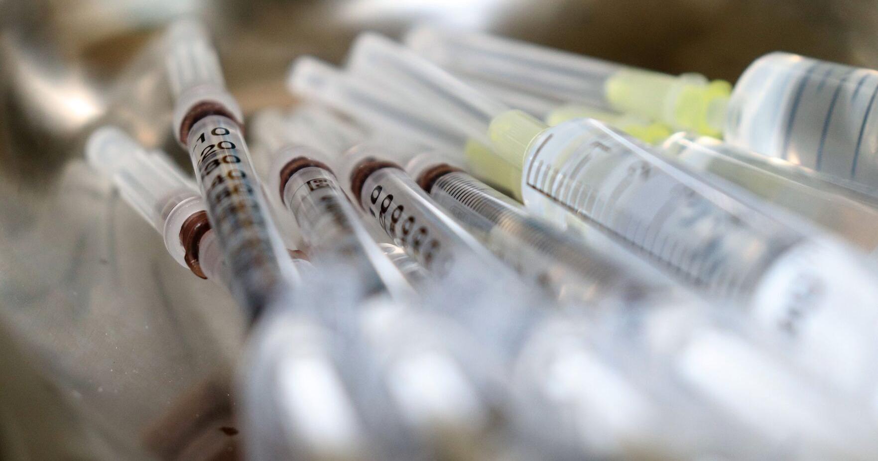 FDA advisers endorse updating COVID vaccines to target latest omicron strain - Vimarsana News