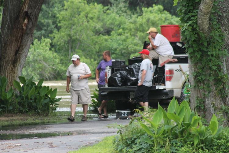 'Die hard' residents wait out Brazos flooding at Horseshoe Bend