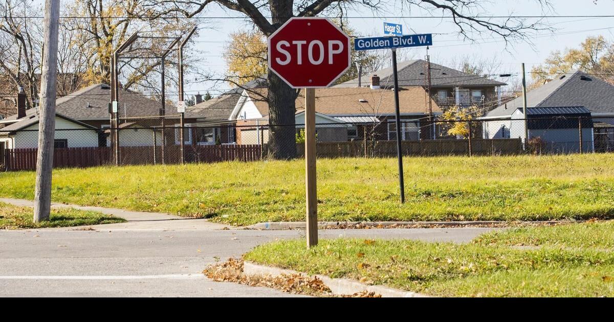 Flashing lights going atop stop signs on Welland’s Golden Boulevard West