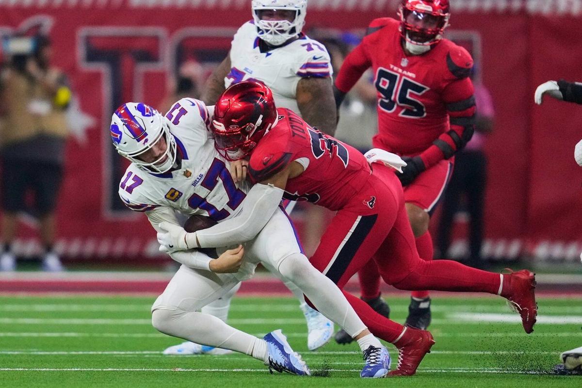 Josh Allen sendo derrubado pela defesa dos Texans (Foto: AP Photo/Ashley Landis)