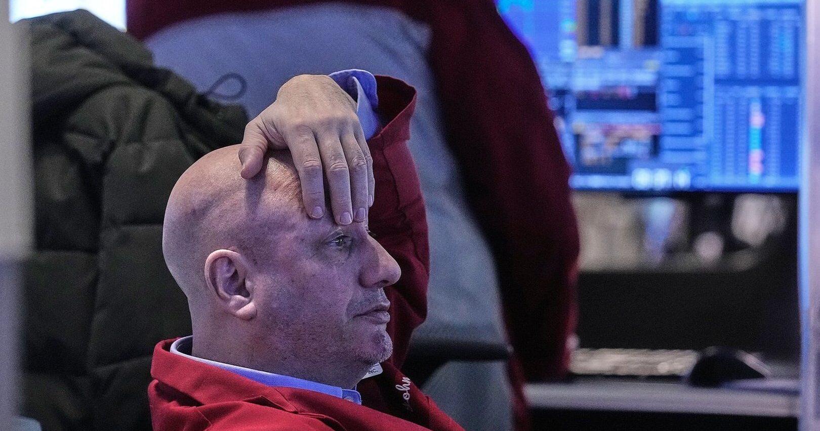 S & P / TSX composite down more than 100 points , U . S . stock markets also fall